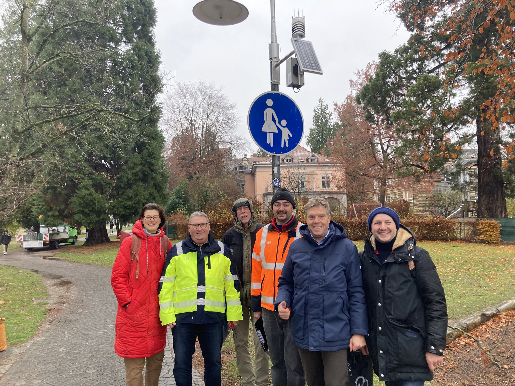 Christin Wohlrath und Wilfried Baumgartner vom Programm Smart Green City, Henry Rinklin und Sven Honold von den Technischen Betriebe Konstanz sowie Gerhard Behre und Matthias Langenbacher von der ETO Gruppe freuen sich über die neue Wetterstation im Herosépark 