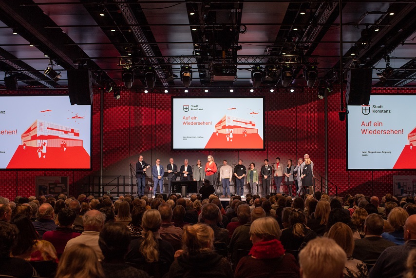 Blick auf die Bühne mit roter Beleuchtung