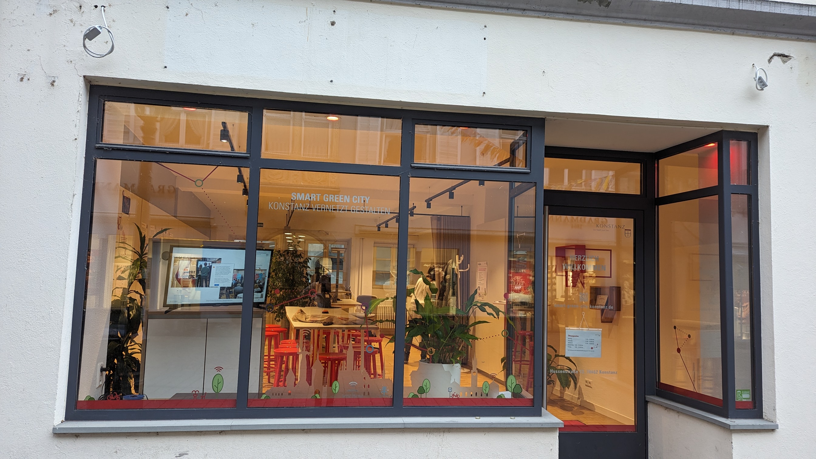 Beleuchtetes Schaufenster Hussenstraße 13 