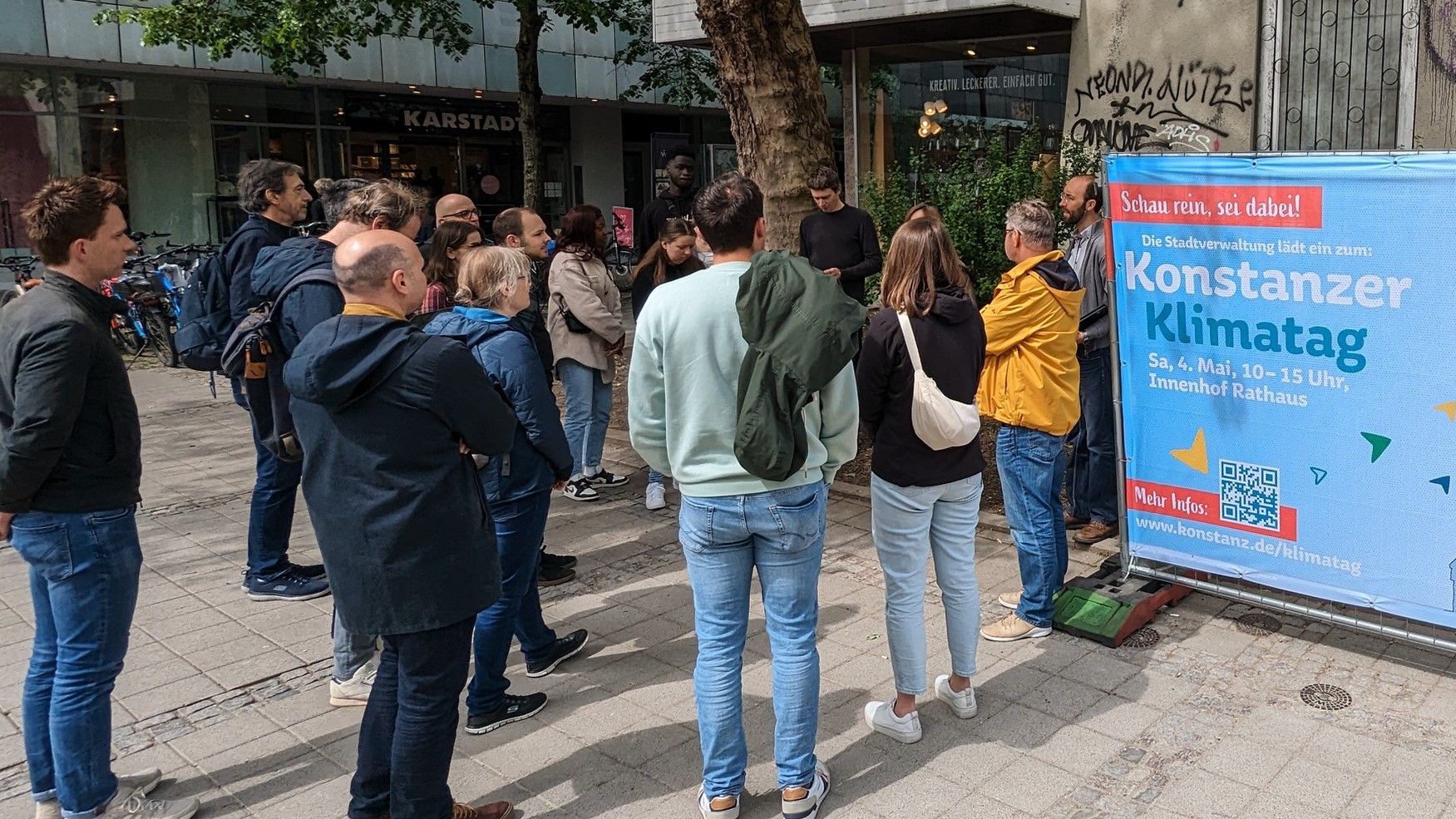 Gruppe am Augustinerplatz, neben Banner Konstanzer Klimatag