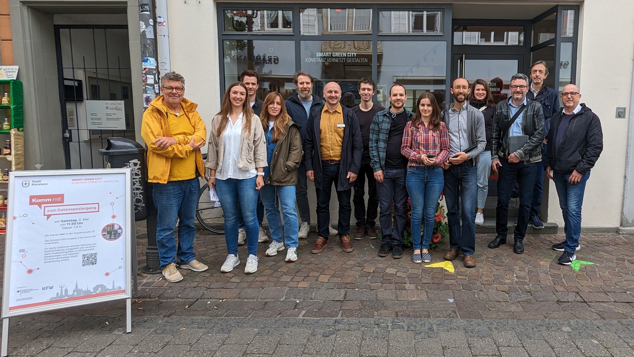 Gruppe vor der Hussenstraße 13