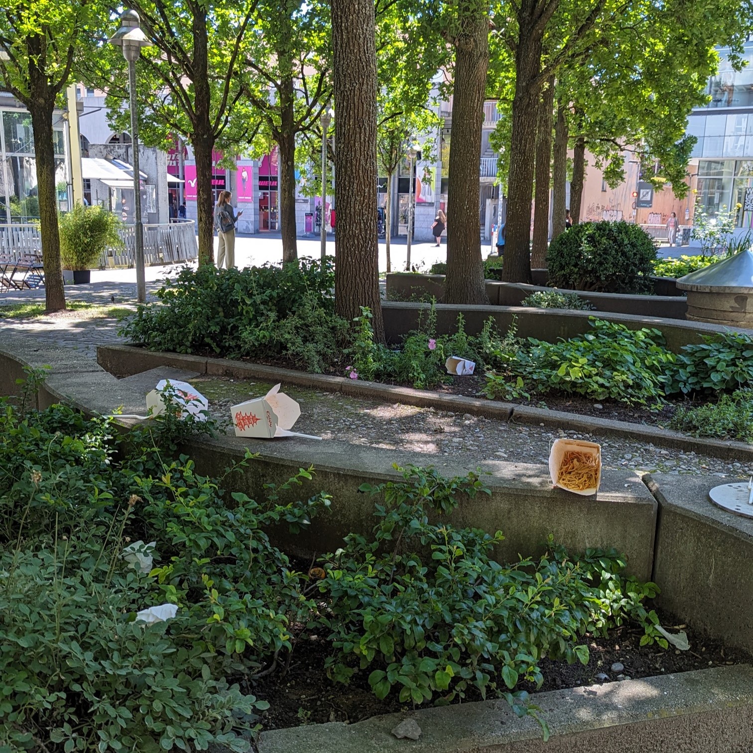 Foto vom Augustinerplatz mit Essensresten-Verpackungen