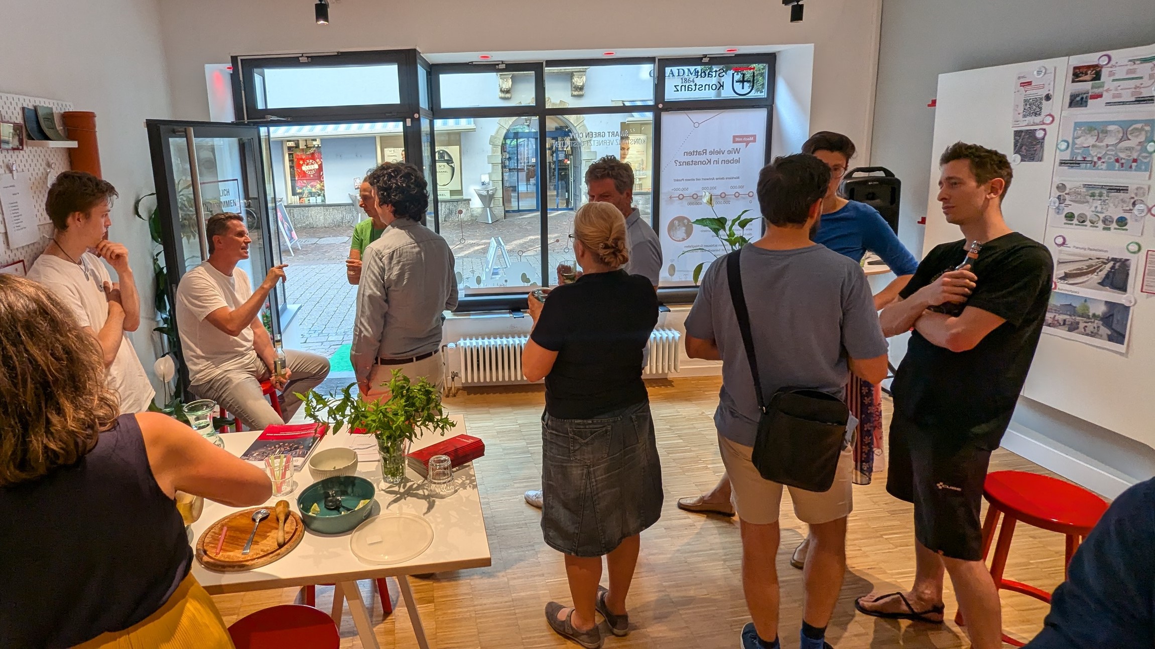 BesucherInnen beim Austausch