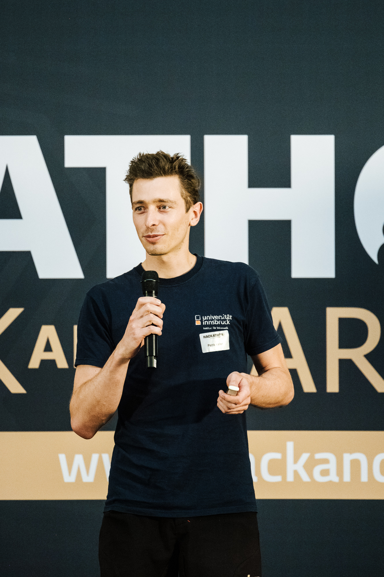 Patrik Keller pitched beim HACK and HARVEST Hackathon