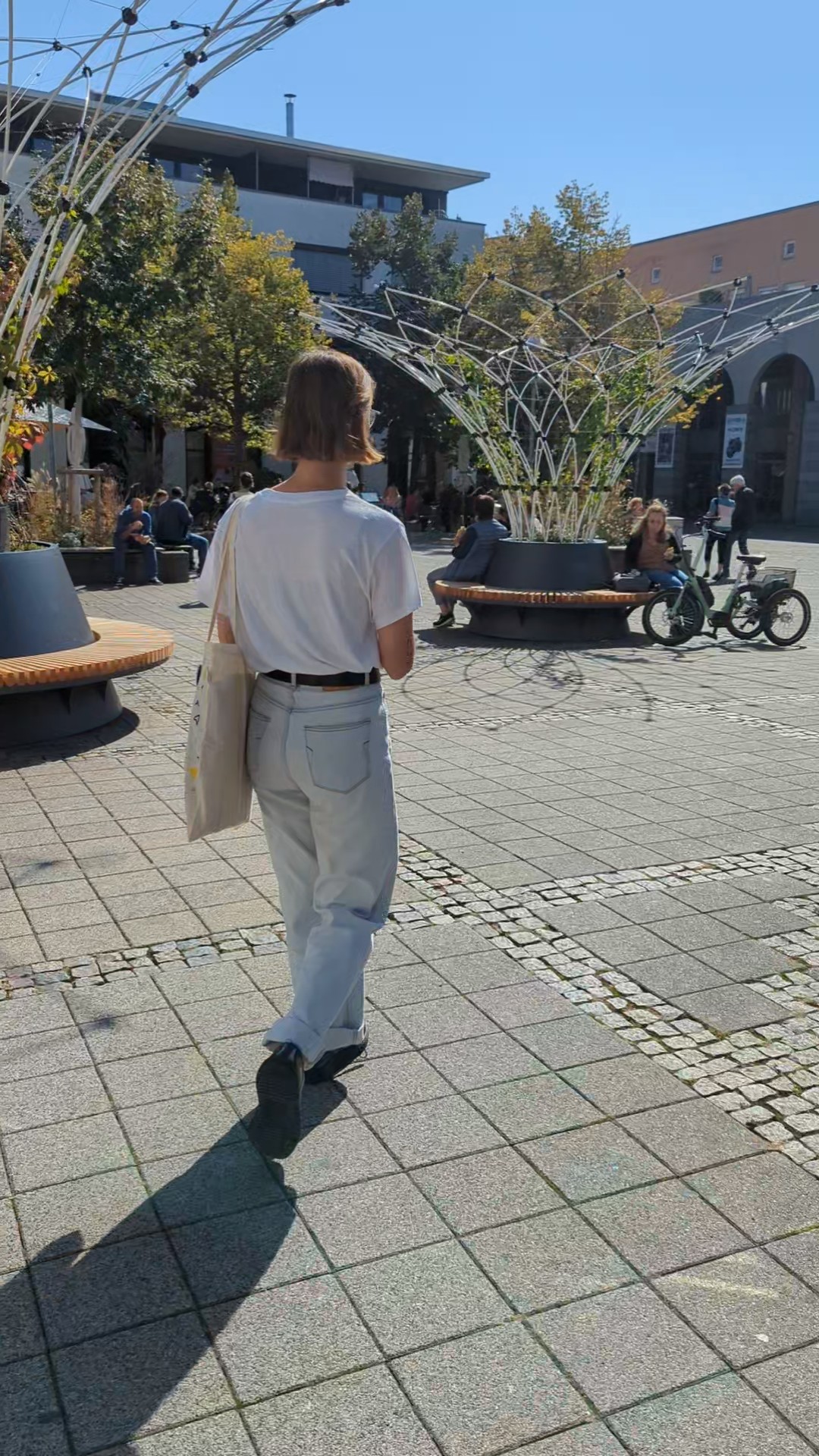 Helferin beobachtet den Augustinerplatz im Rahmen der PSPL Studie