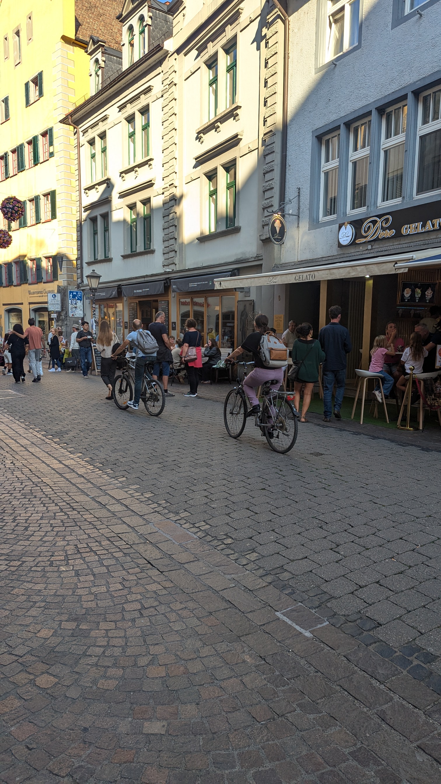 Wessenbergstraße mit Radfahrern und Fußgängern