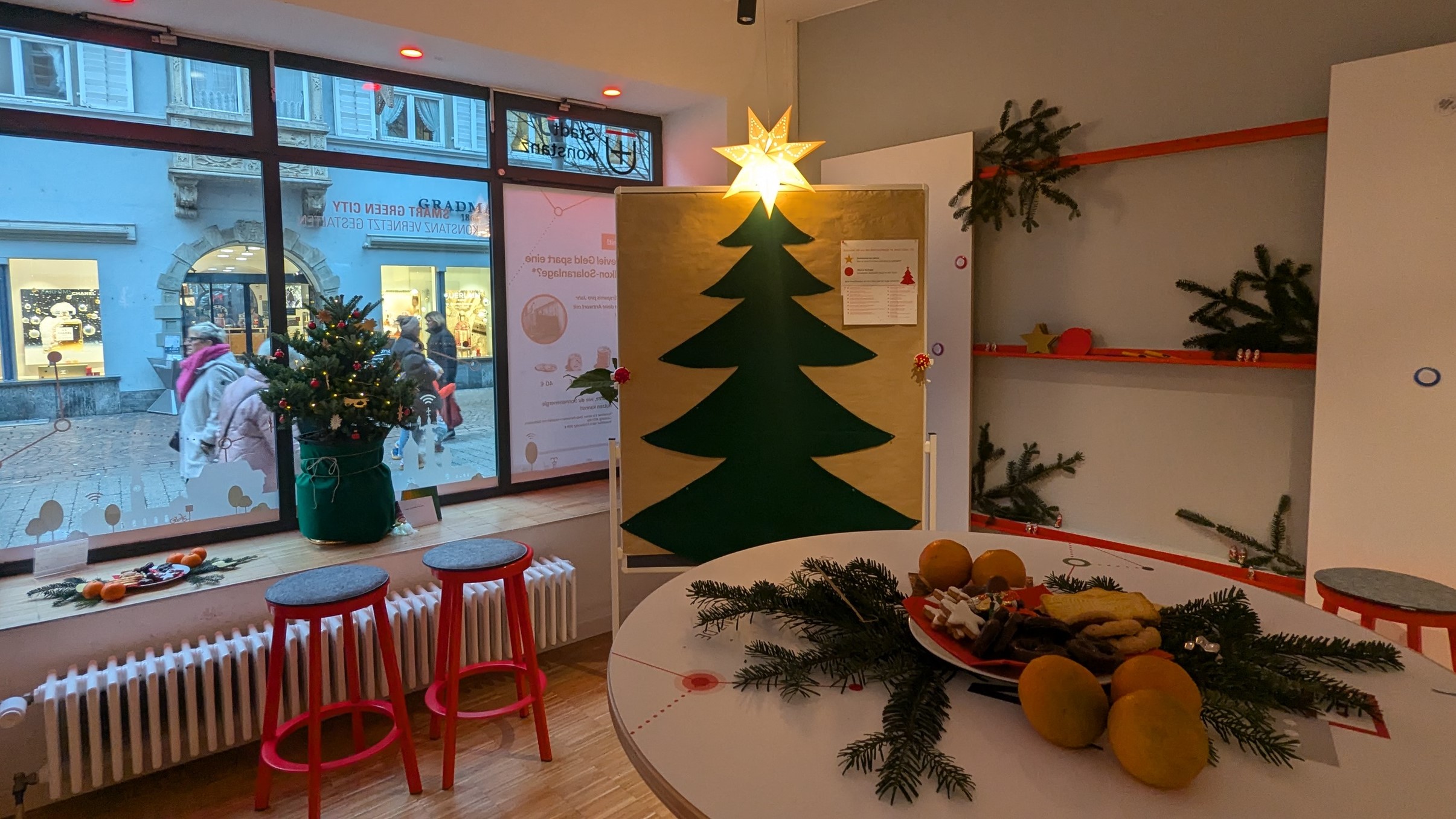 Raum mit weihnachtlicher Dekoration, Pinnwand mit Tannenbaum-Motiv 