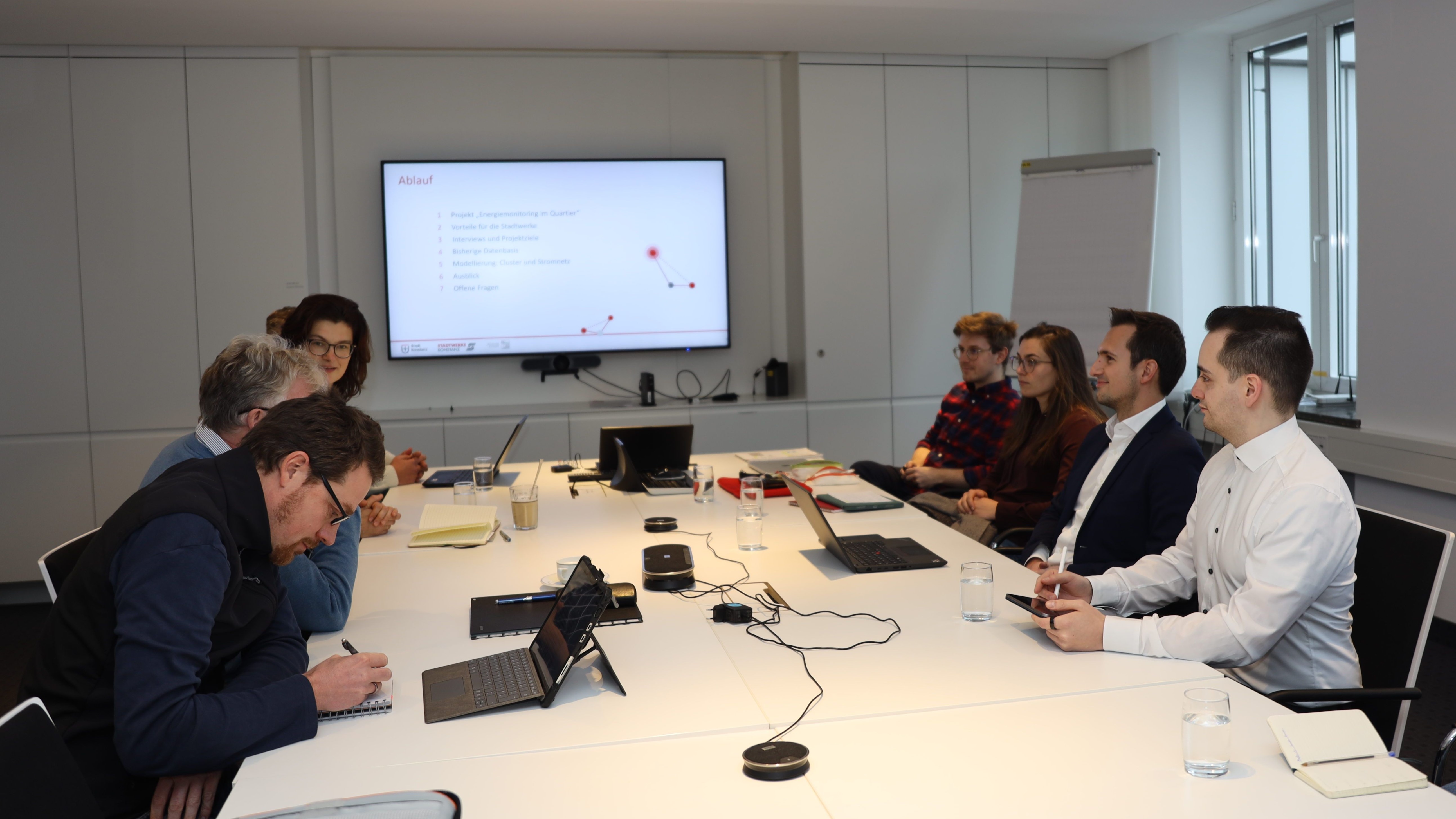 Eine Gruppe von knapp 10 Personen sitzt am Konferenztisch