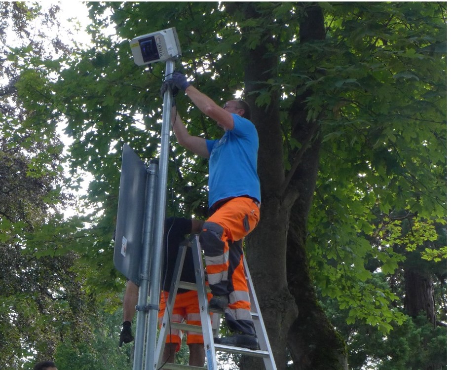 Foto Montage Sensor an Straßenschild