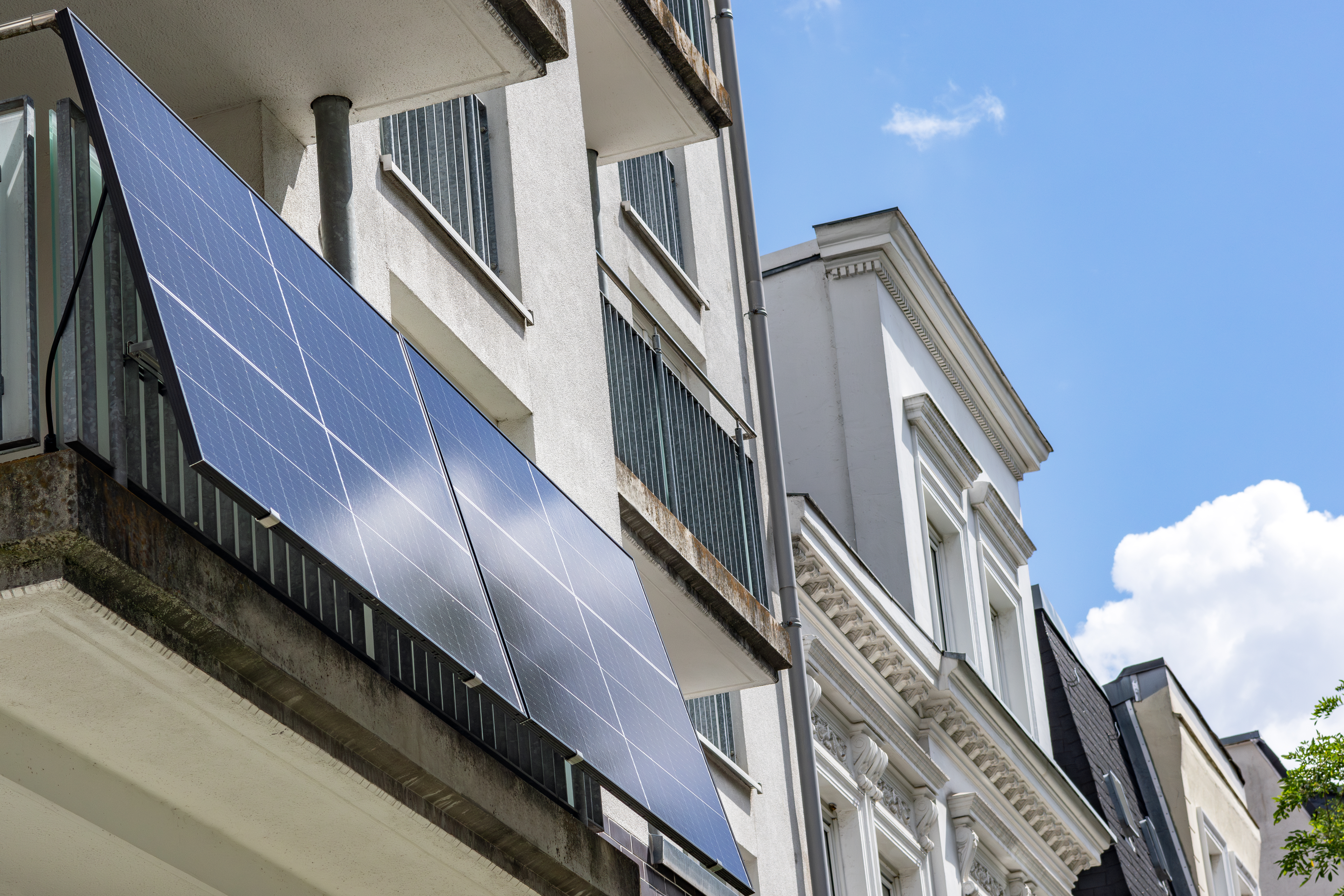 Solaranlage am Balkon eines Innenstadt-Hauses