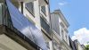 Solaranlage am Balkon eines Innenstadt-Hauses